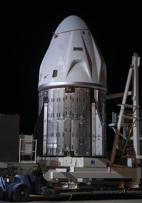 Endeavour na cestě k montáži na Falcon 9 (Zdroj: SpaceX)